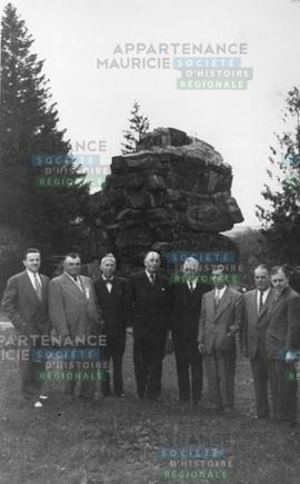 Hommes devant le rocher de Grand-Mère