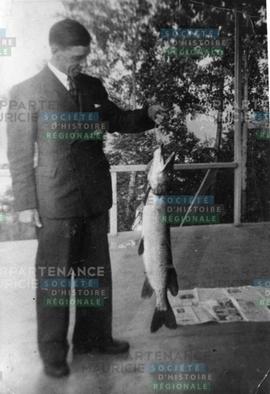 Albert Thibeault tenant un poisson