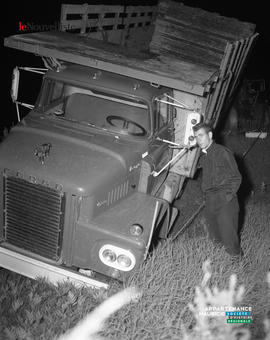 003 - Homme et camion