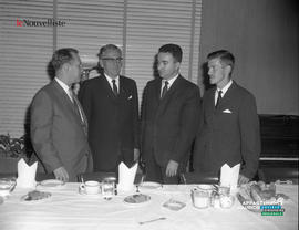 001 - Quatre hommes
