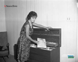 001 - Mme Paul E. Charest