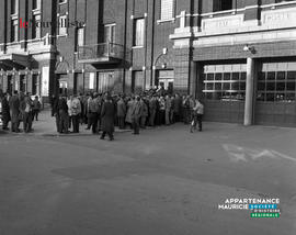 002 -Foule devant le poste de police