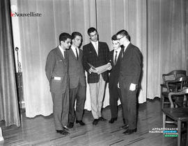 001 - Cinq hommes