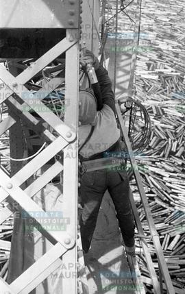 Personne sur la structure du pont