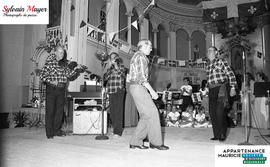 Hommes jouant de la musique