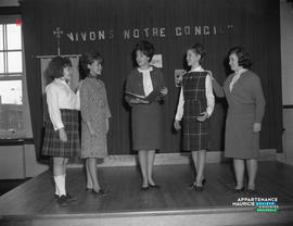 001 - Cinq femmes