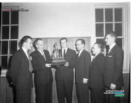 002 - Groupe de personnes et trophée
