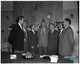 001 - Groupe de sept hommes