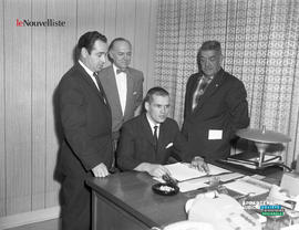 001 - Quatre hommes