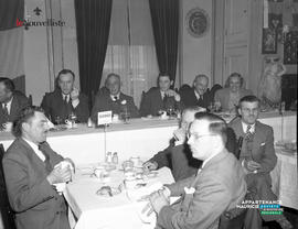 007 - Hommes à table