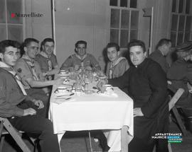 003 - Hommes à une table