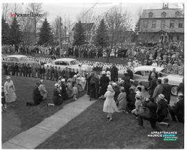 005 - Foule et voitures