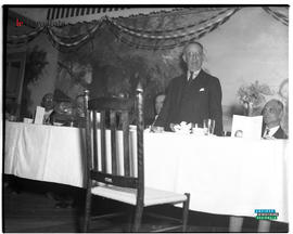 002 - Homme debout à une table