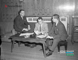 003 - Trois hommes assis discutant