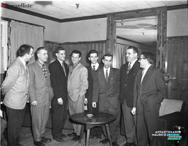 004 - Groupe d'hommes