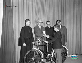 001 - Remise d'une bicyclette
