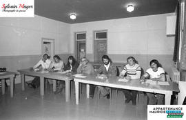 Personnes assises à une table