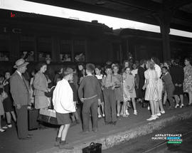 001 - Foule à la gare