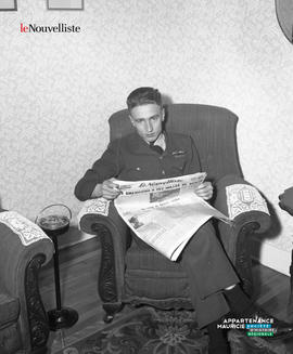 001 - Homme qui lit un journal.