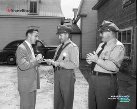 011 - Policiers et homme