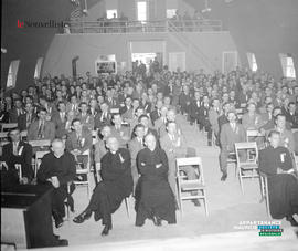 004 - Personnes assises dans une salle
