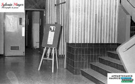 Affiche dans un corridor