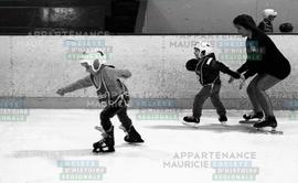 Enfants et adulte patinent