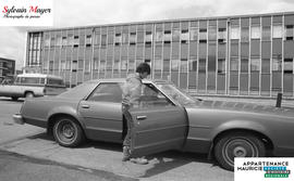 Personne entrant dans une voiture