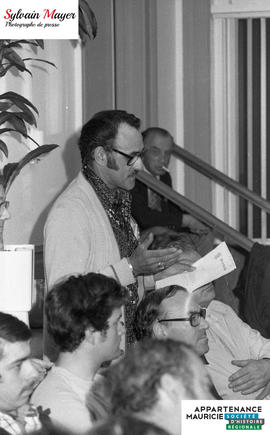 Homme lisant un papier