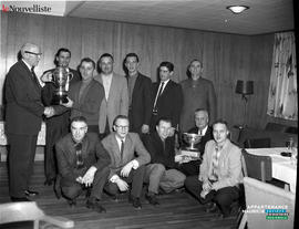 001 - Groupe d'hommes