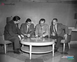 001 - Quatre hommes