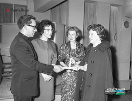 001 - Homme avec femmes