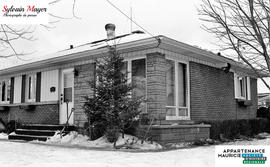 Maison avec des fenêtres endommagées
