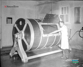 002 - Homme avec une machine
