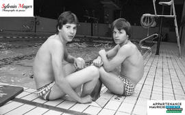 Personnes sur le bord de la piscine