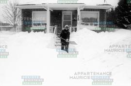 Mme Lucille Charette déneigeant