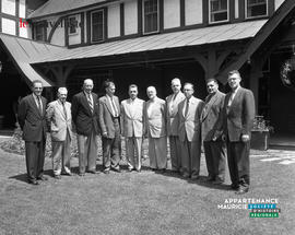 002 - Groupe d'hommes à l'extérieur