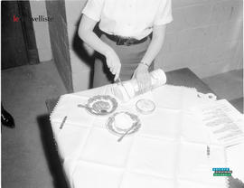 001 - Femme coupe un gâteau