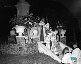 003 - Religieux devant un monument
