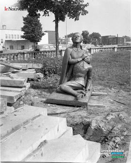 002 - Statue