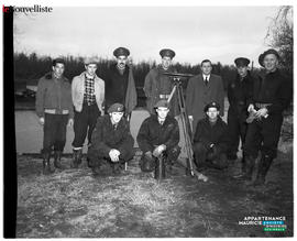 004 - Groupe d'hommes