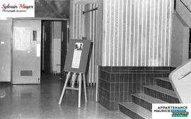 Affiche dans un corridor