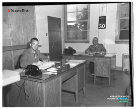 017 - Personnes à des bureaux