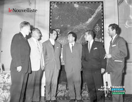 006 - Journalistes devant panneau SWP