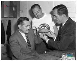 001 - Homme montrant une hache ancienne