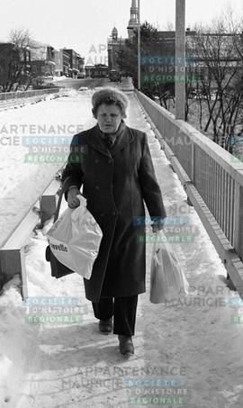 Femme transportant des sacs