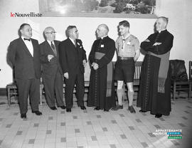 001 - Scout et groupe d'hommes