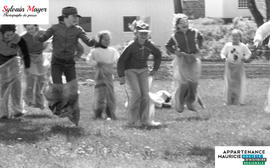 Jeunes jouant dehors