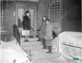 001 - Trois hommes devant une porte