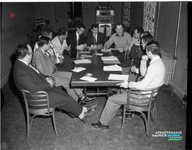 001 - Groupe d'hommes à une table